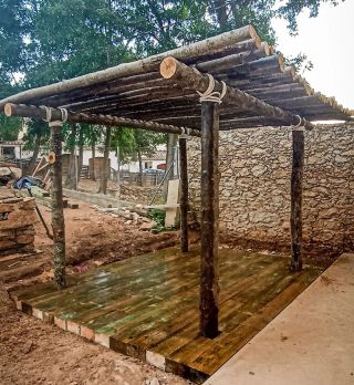 Pergola de castaño, con revestimiento suelo con traviesas ecológicas de madera, un estilo rústico e integrada en la casa de piedra.

Gracias @masferranpals por la confianza.

#wood #madera #work #omniatreballs #costabrava