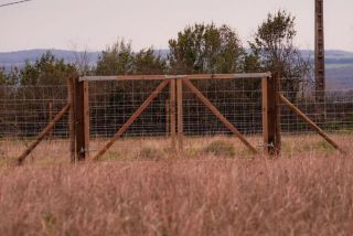 Valla cinegètica reforzada con faldón incluido, especial para bloquear el acceso a jabalíes.
#wood #madera #work #omniatreballs