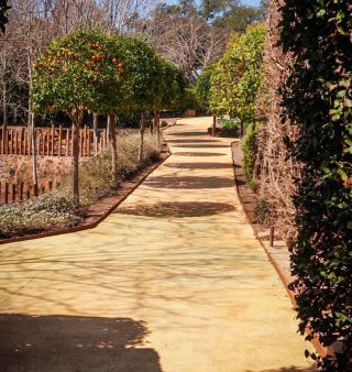 Camino de pavimento a color adaptado al ambiente de los jardines de cap roig,  con acabado de chapa corte.
#work #job #landscape